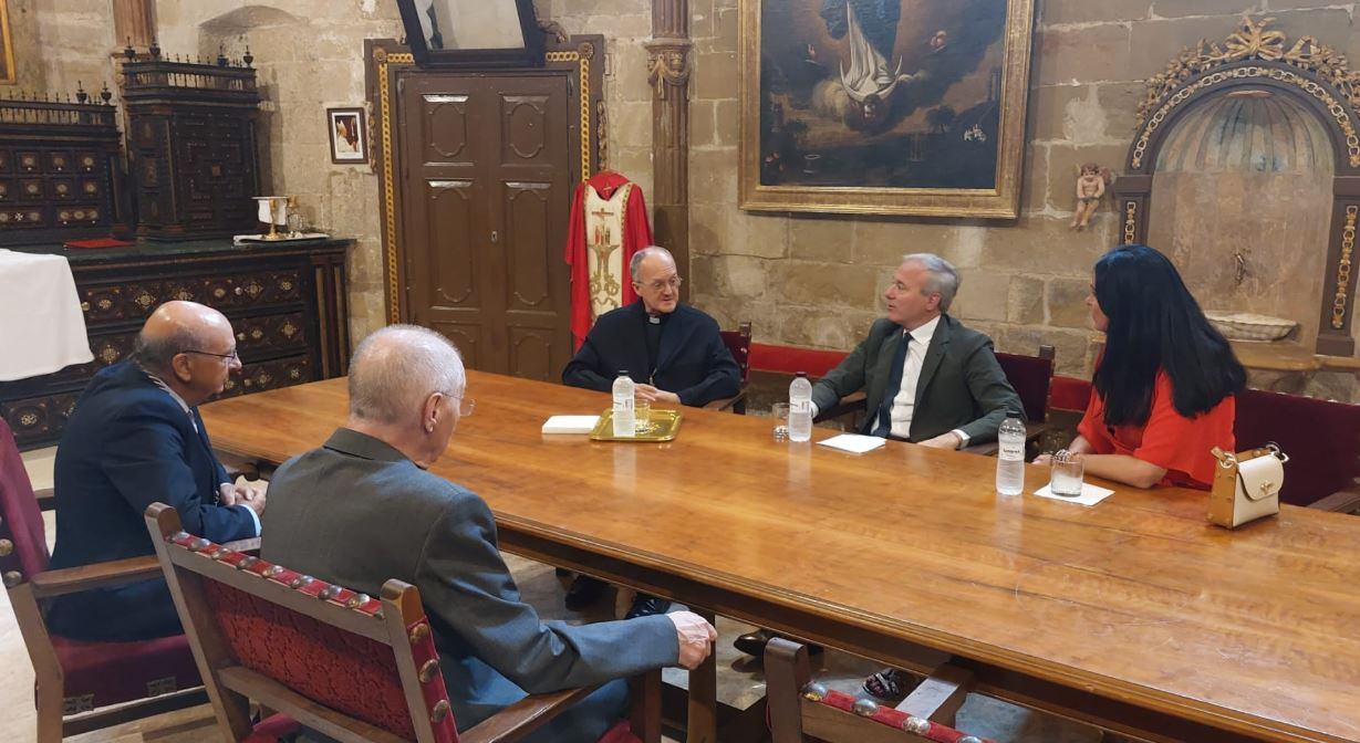 El presidente del Gobierno de Aragón y la alcaldesa de Huesca, con el Obispo de Huesca y otros miembros de la Diócesis