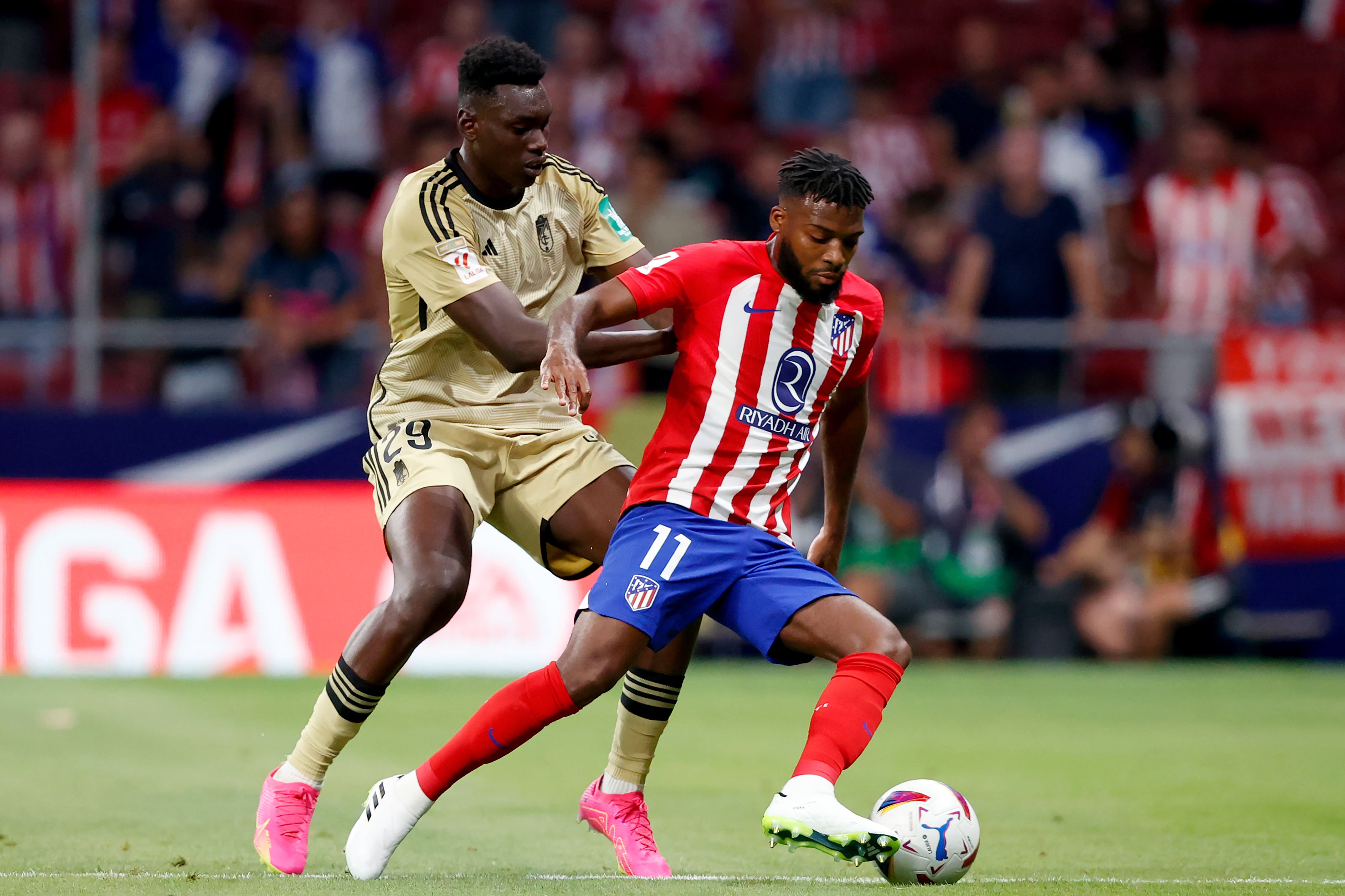 Samu Omorodion disputa un balón con Lemar durane el partido entre el Atlético de Madrid y el Granada (Photo by David S. Bustamante/Soccrates/Getty Images)