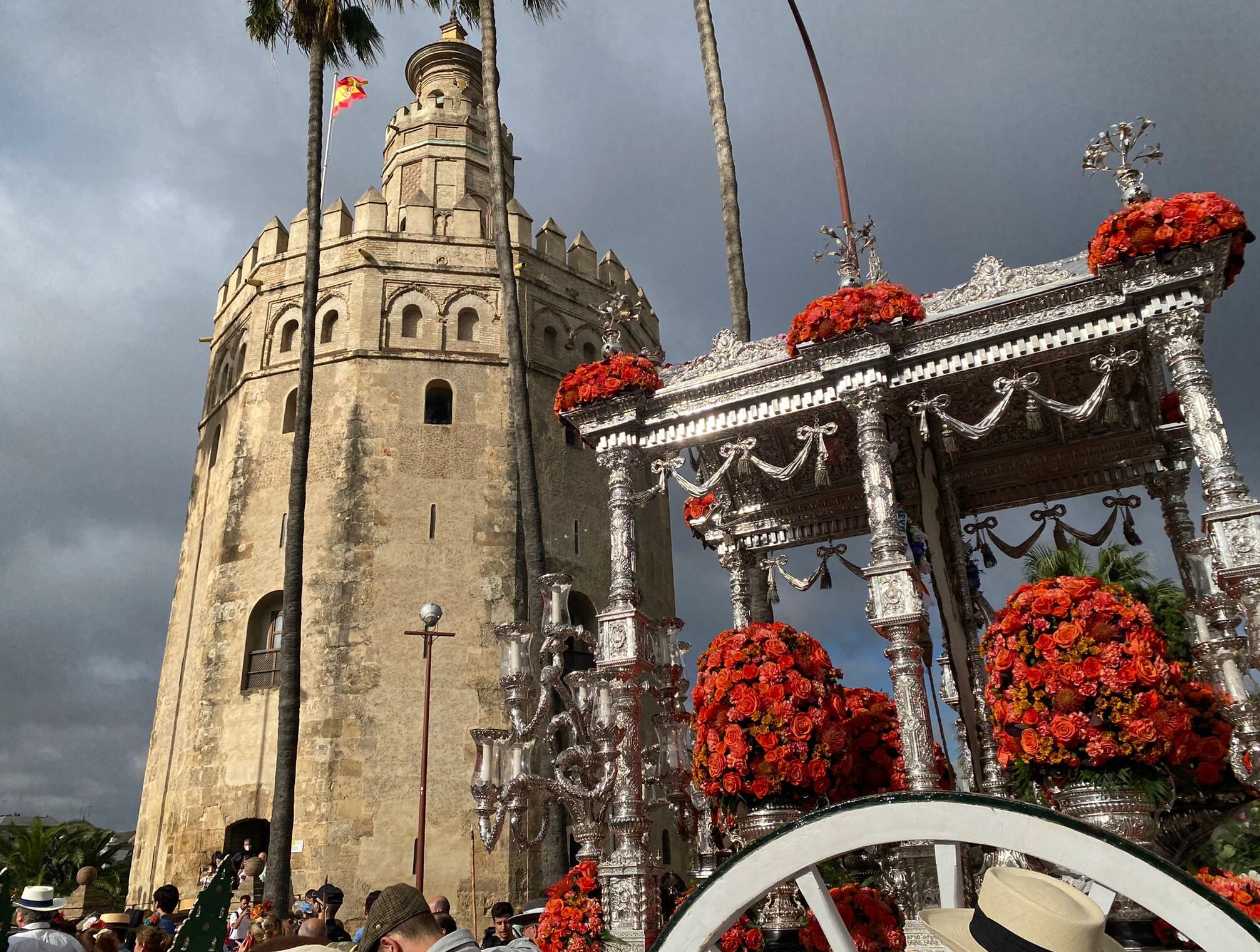 La Hermandad de Sevilla de El Rocío a su paso por la Torre del Oro