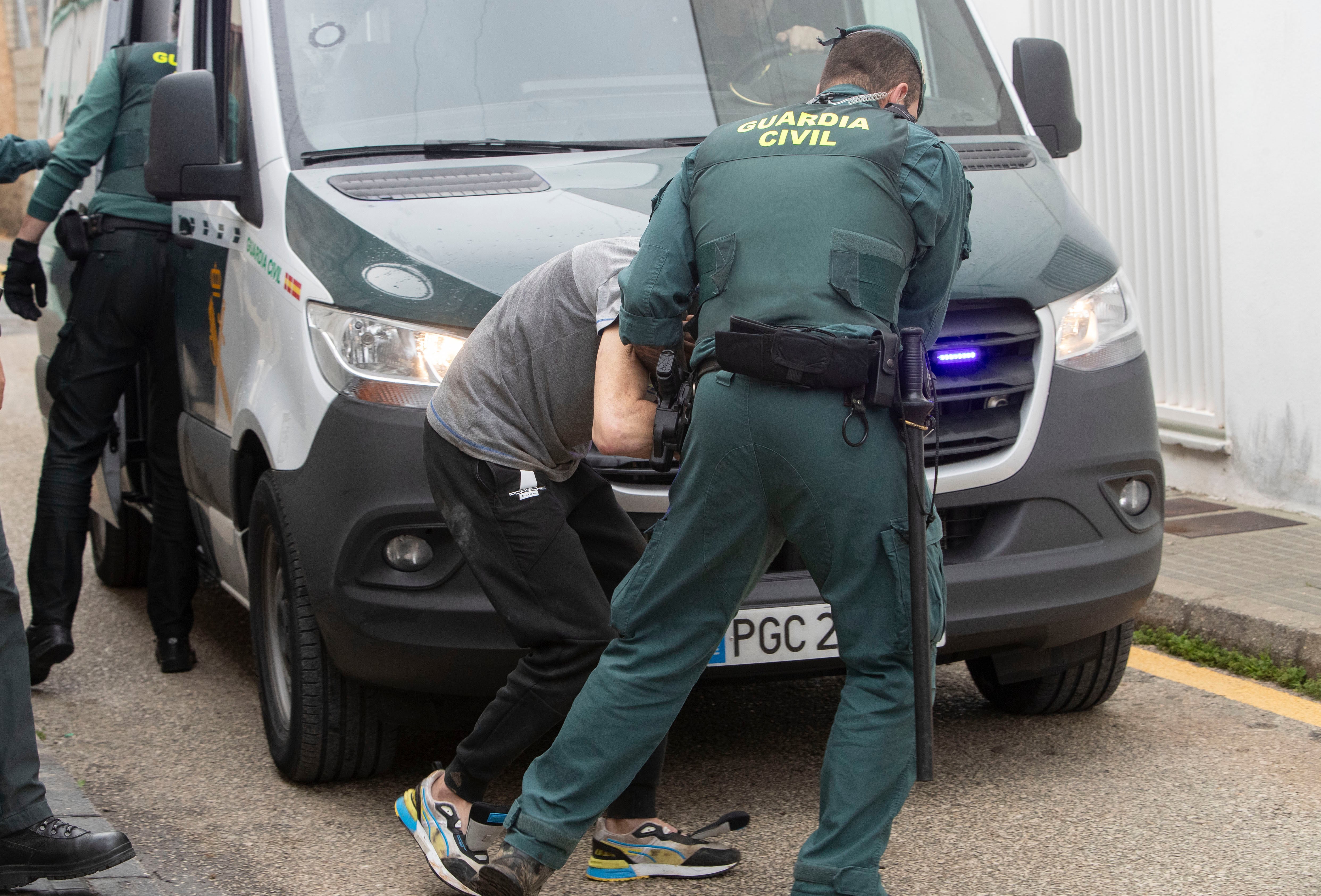 Agentes de la Guardia Civil trasladan a los juzgados de Barbate (Cádiz) al piloto de la narcolancha, Francisco Javier M.P., Kiko &#039;El Cabra&#039;, detenido por la muerte de dos guardias civiles