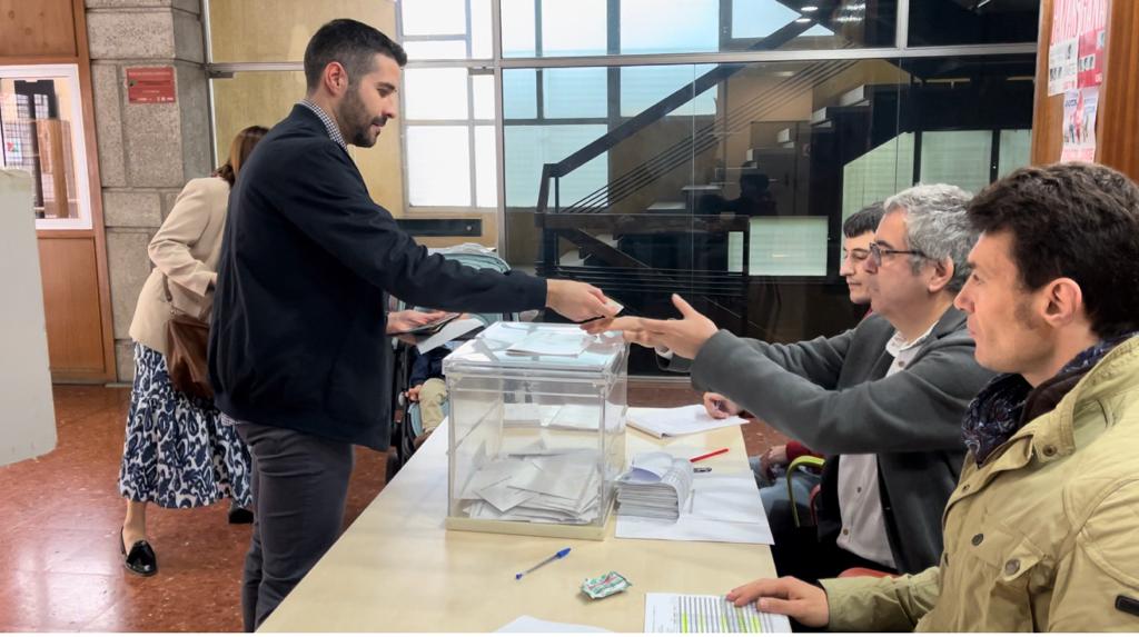 Un votante ejerce su derecho en un colegio electoral