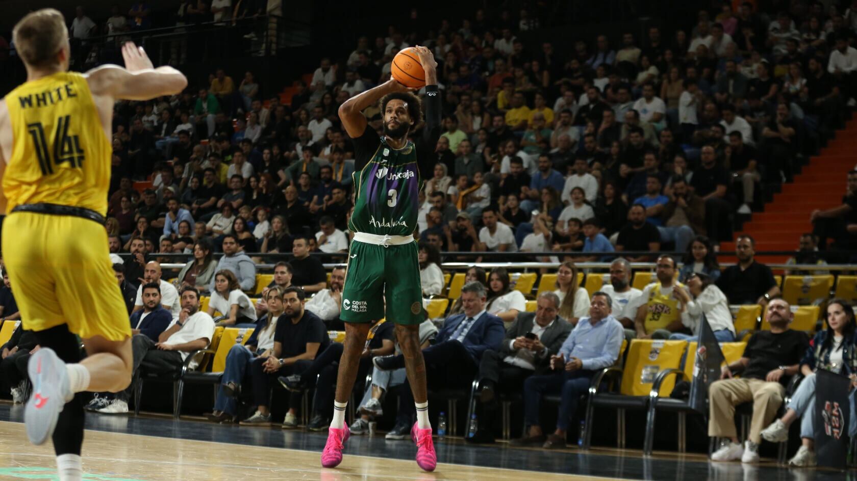 El ala-pívot del Unicaja James Web III en un lance del encuentro contra el Mersin