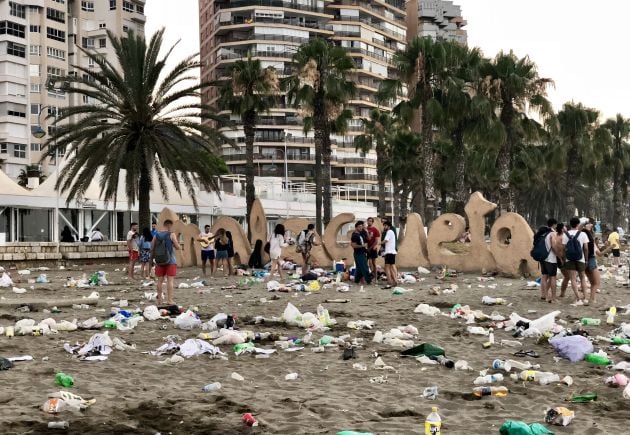 Aspecto que presentaba la playa de La Malagueta a las 7 de la mañana de este domingo