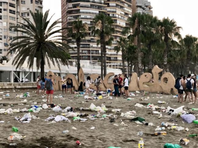 Aspecto que presentaba la playa de La Malagueta a las 7 de la mañana de este domingo