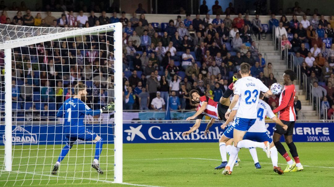 Williams anoto por partida doble y recibió el cariño de la afición tinerfeña