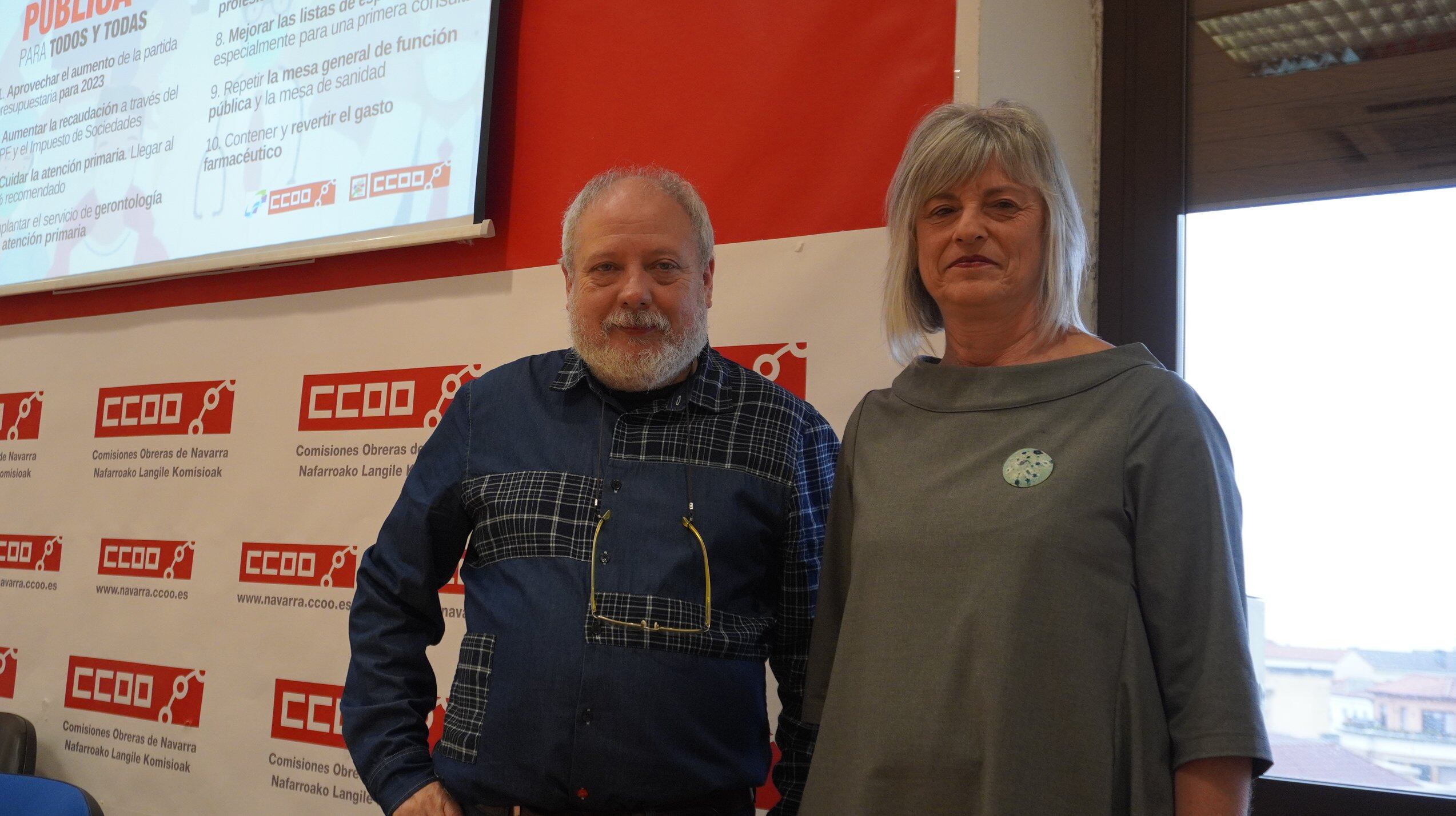 La secretaria general de la Federación de Sanidad de CCOO de Navarra, Vito Astráin, y el secretario general de la Federación de Pensionistas de CCOO de Navarra, Javier Ordóñez