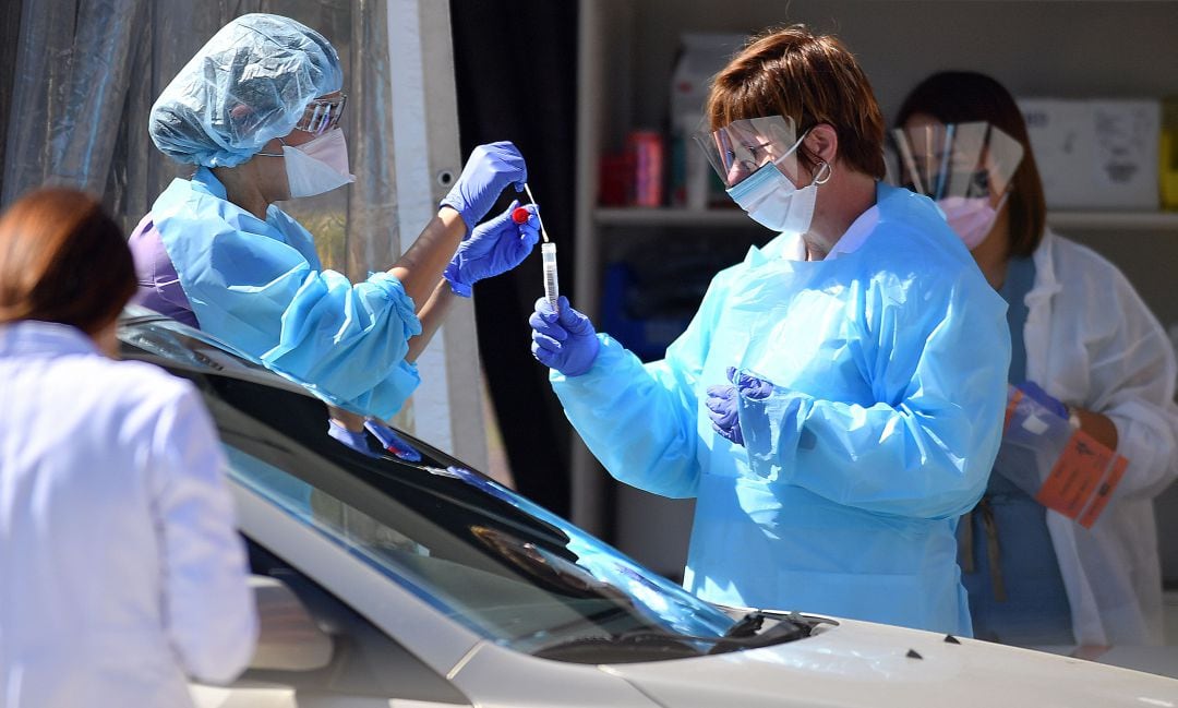 Dos sanitarias realizan una prueba PCR.