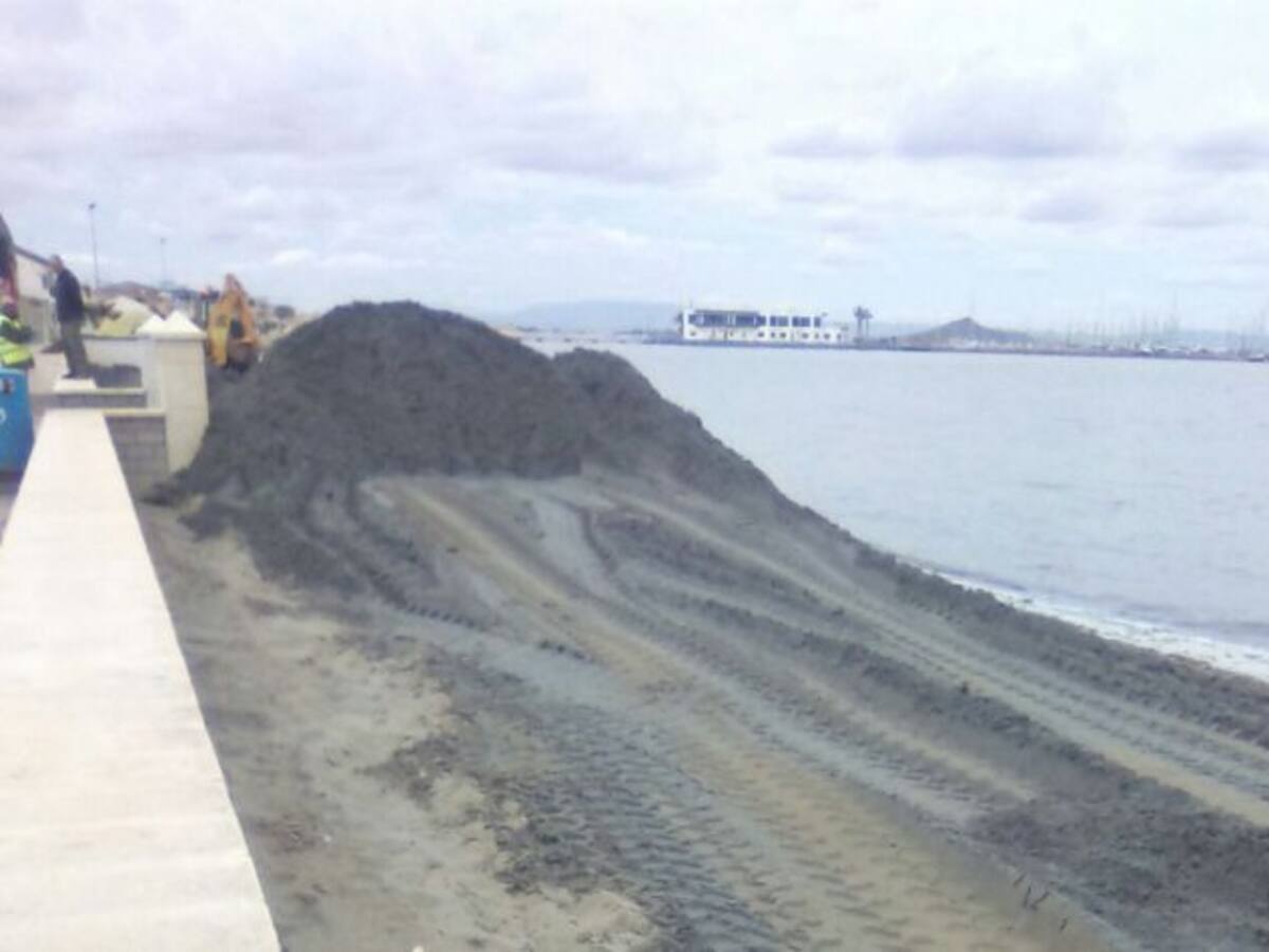 Los vecinos protestarán mañana por el "mal" estado de las playas del Mar Menor
