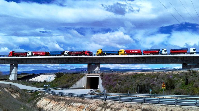 Algunos de los camiones que han probado los viaductos del tramo entre Navamoral de la Mata y Casatejada