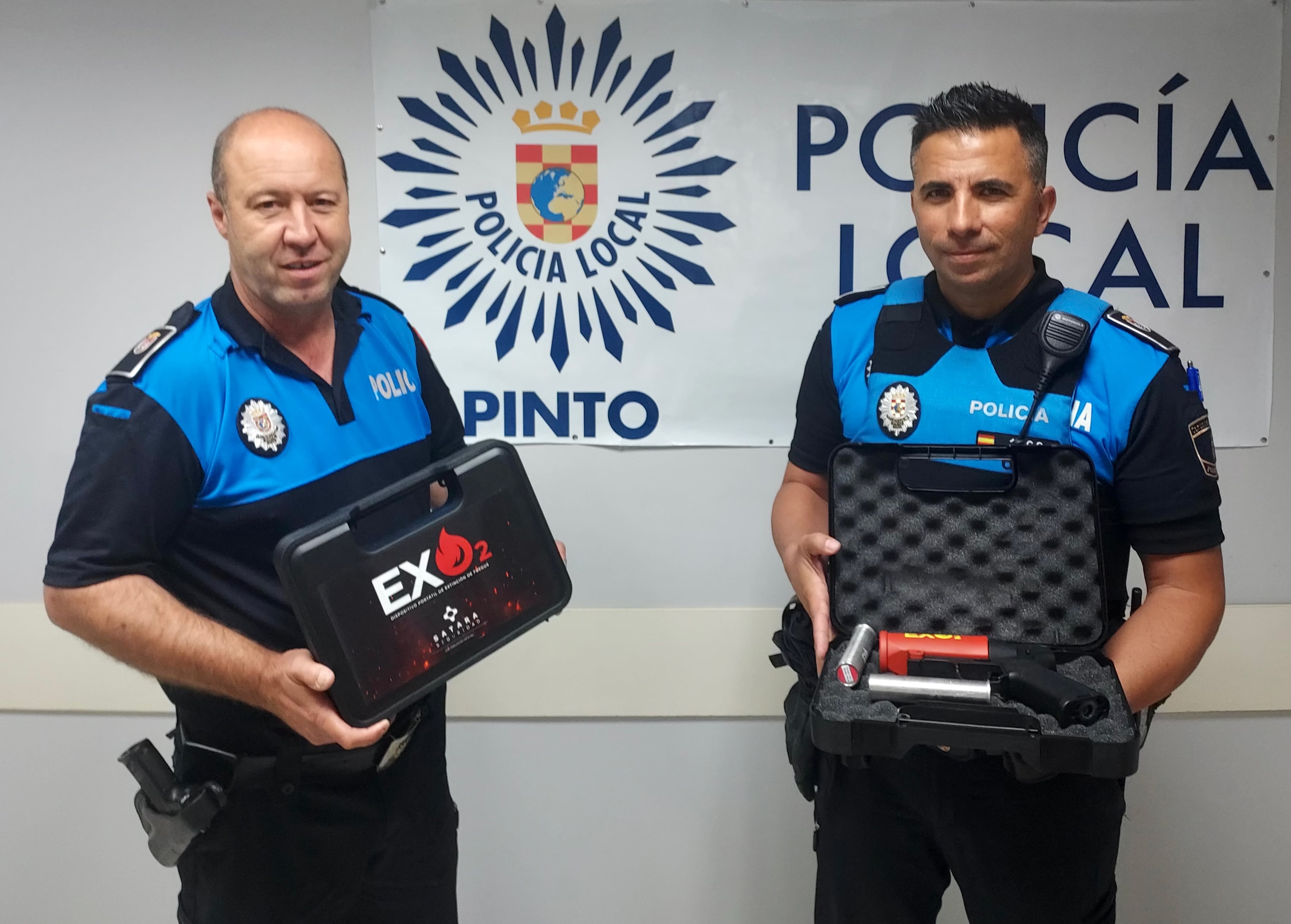Policías de Pinto con el nuevo sistema de cápsulas para extinguir pequeños y medianos incendios.