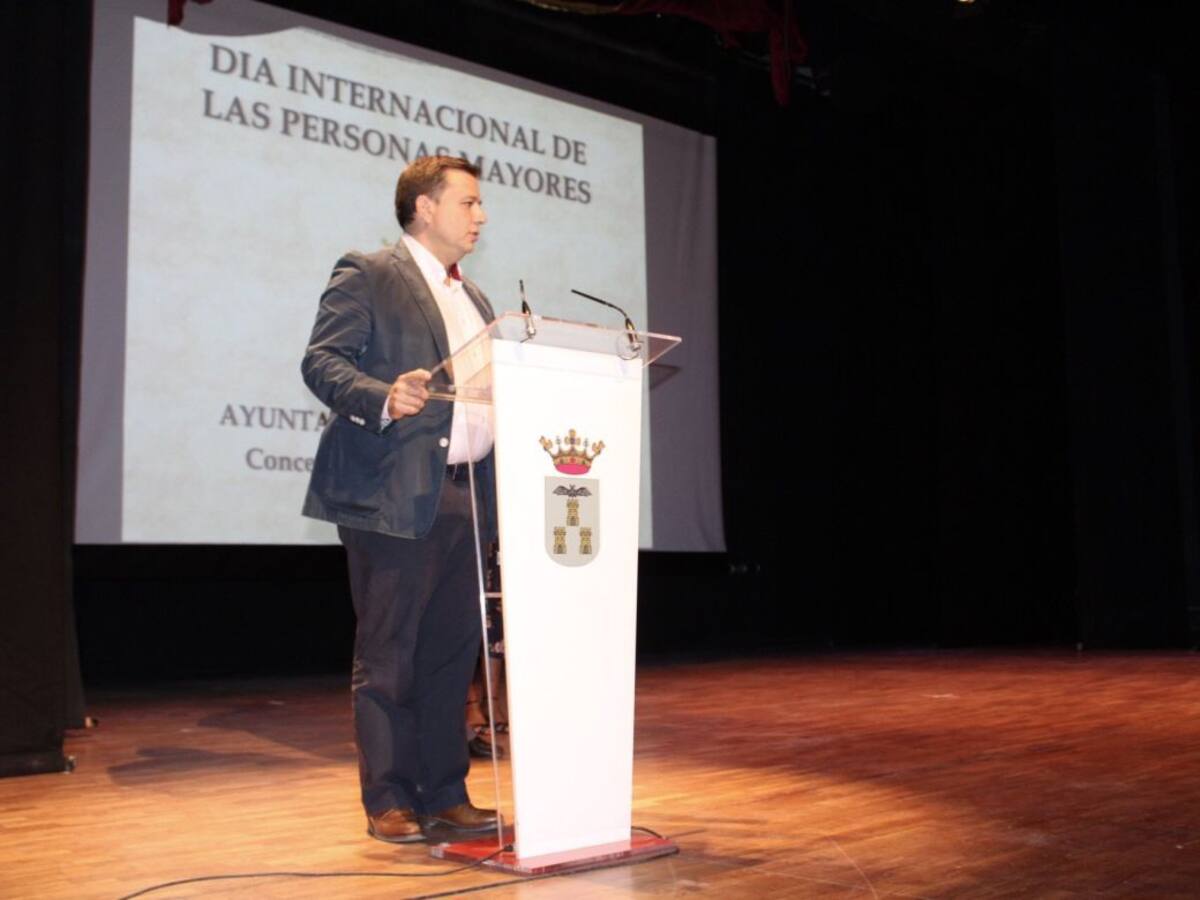 El alcalde Manuel Serrano recibe el alta hospitalaria