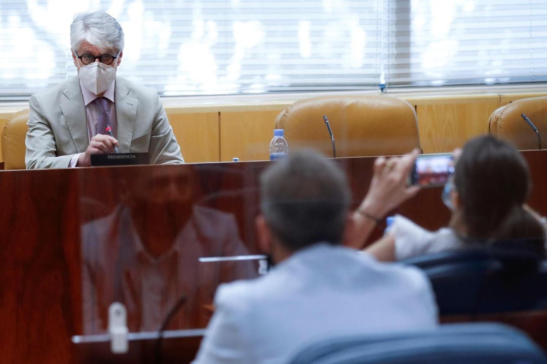  El diputado socialista y presidente de la Comisión de Reconstrucción, Carlos Carnero durante la constitución de dicha comisión en la Asamblea de Madrid este miércoles.