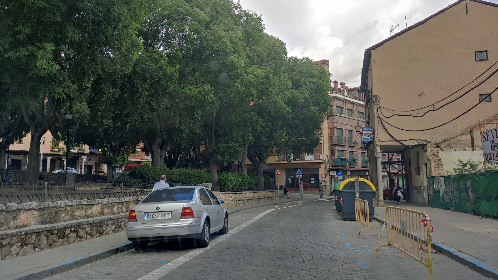 Vehículo estacionado en el Carril bici de Segovia en la calle Blanca de Silos