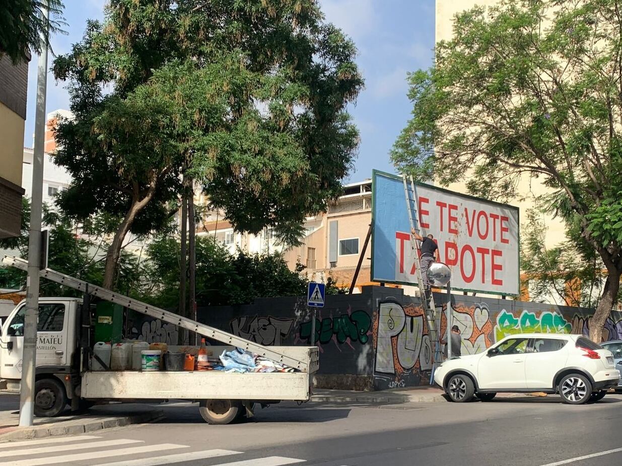 Retirada de una de las vallas publicitarias con el mensaje &#039;Que te vote txapote&#039;