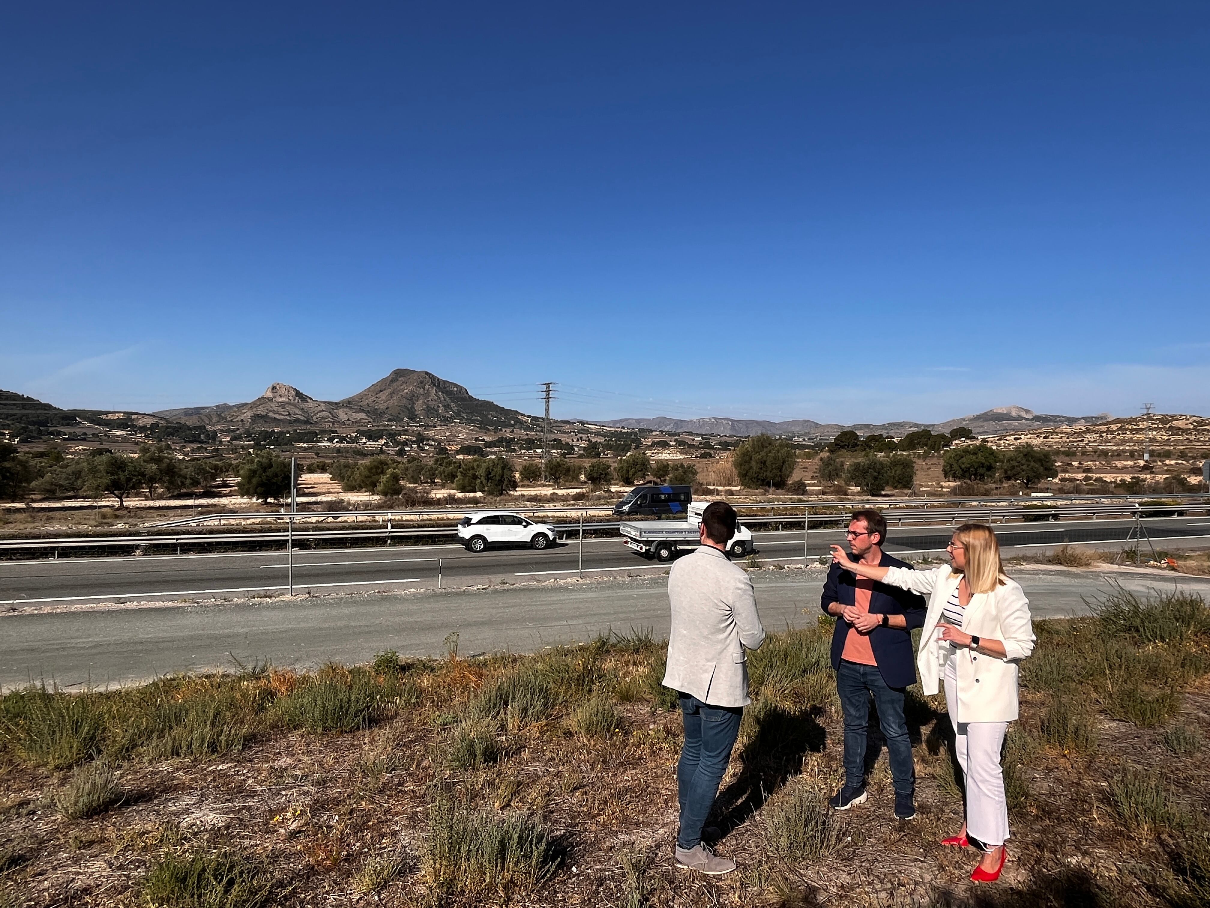 Responsables del gobierno local de Petrer en la zona donde se ubicará La Cantera