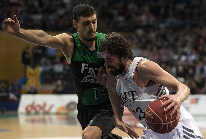Sergio Llull bota el balón ante la defensa del jugador del Fiatc Juventut, Albert Ventura