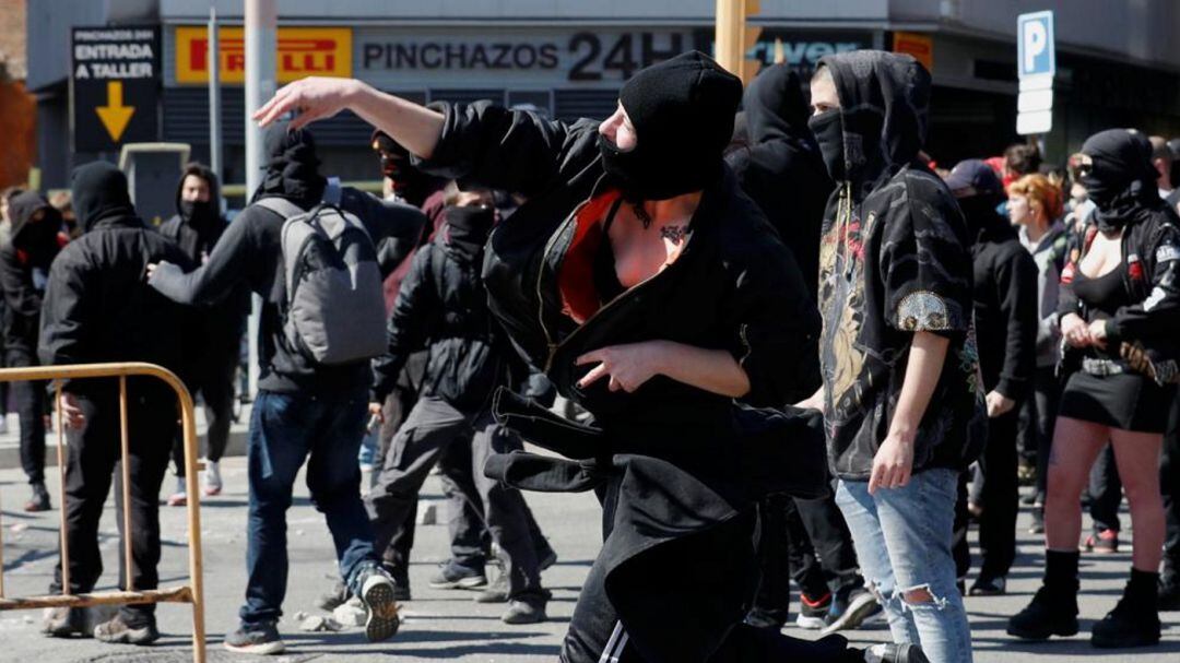 Joves antifeixistes s&#039;enfronten als Mossos d&#039;Esquadra el passat 30 de març