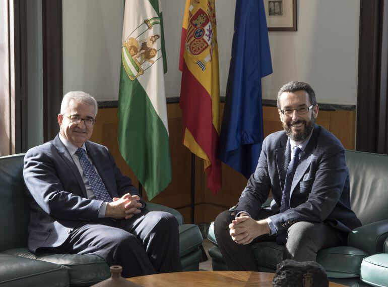 El vicepresidente andaluz, Manuel JIménez Barrios, y el alcalde de La Línea, Juan Franco, durante su reunión en San Telmo.