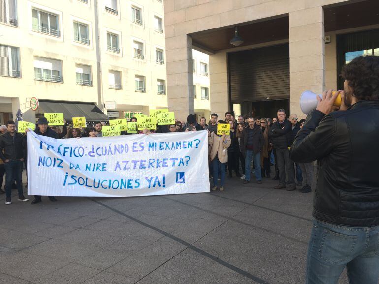 La Asociación de Autoescuelas de Gipuzkoa se concentra frente a la sede de la DGT en Donostia