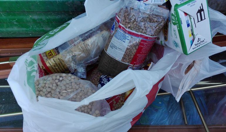 Muestra de las bolsas con comida precintada