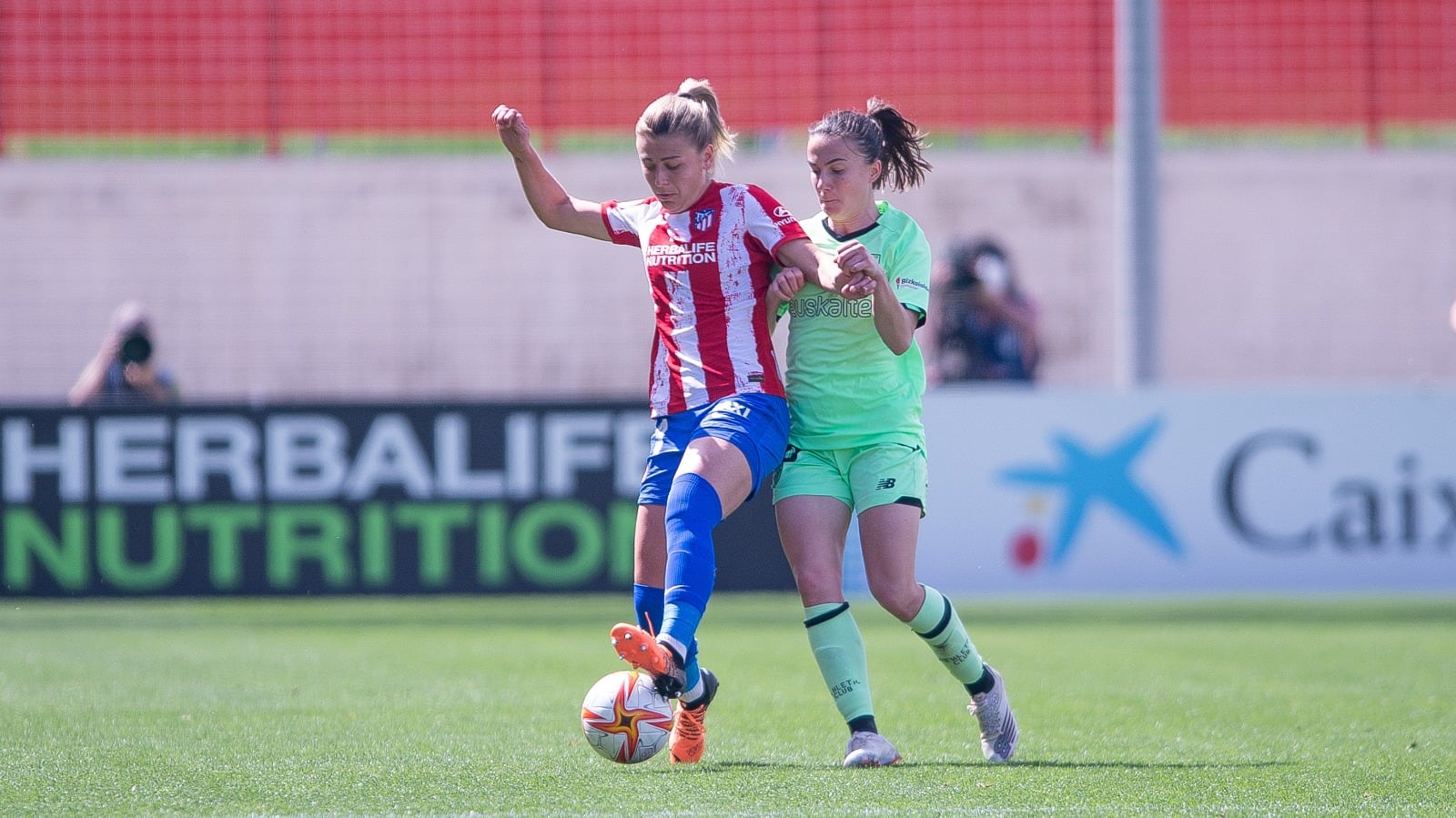 Unzué pelea por un balón con una jugadora del Atlético de Madrid