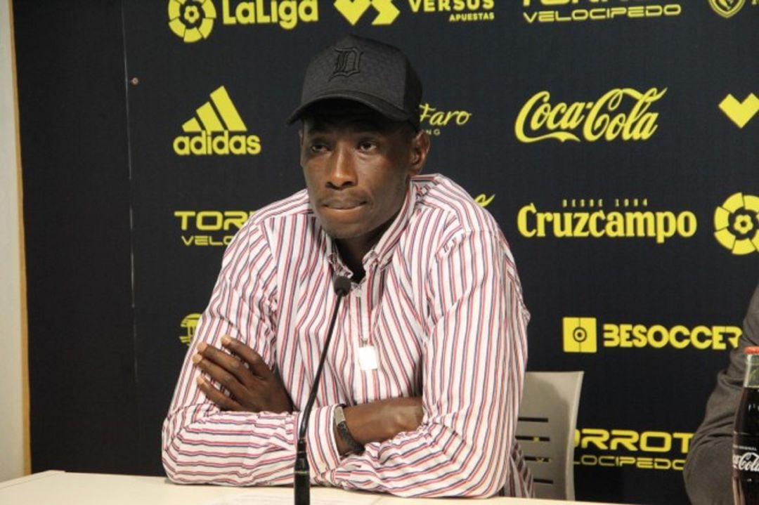 Momo Mbaye comparecia antes los medios