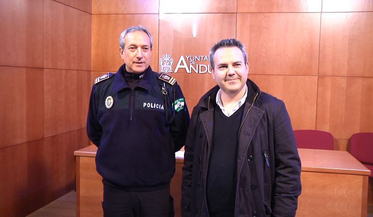 El subinspector de la Policía Local de Andújar, José Luis Álvarez y el edil de Seguridad y Tráfico, Jesús del Moral, comparecen en rueda de prensa para responder a UPLBA