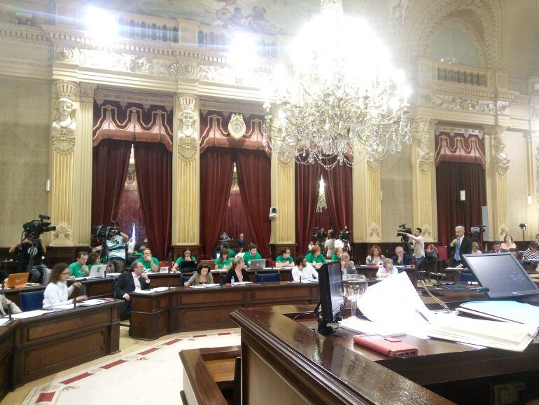 Diputados de Podemos vestidos de verde en el Pleno del Parlament.