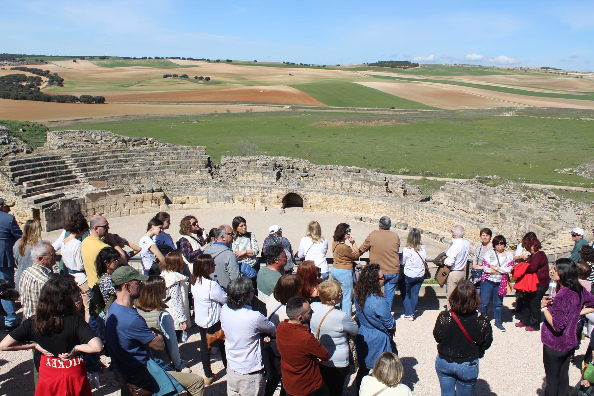 Visitantes del Parque Arqueológico de Segóbriga, en Saelices (Cuenca)