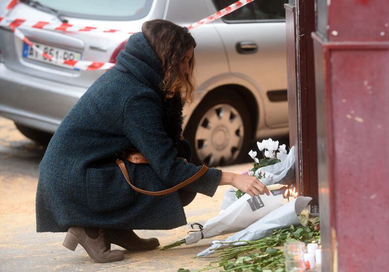 PARIS, FRANCE, NOVEMBER 14: A woman lights a candle outside Le Carillon bar, the day after a deadly attack on November 14, 2015 in Paris, France