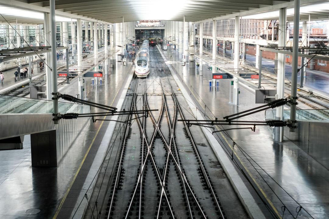 Un tren AVE de Renfe accede a la estación de Atocha en Madrid. 