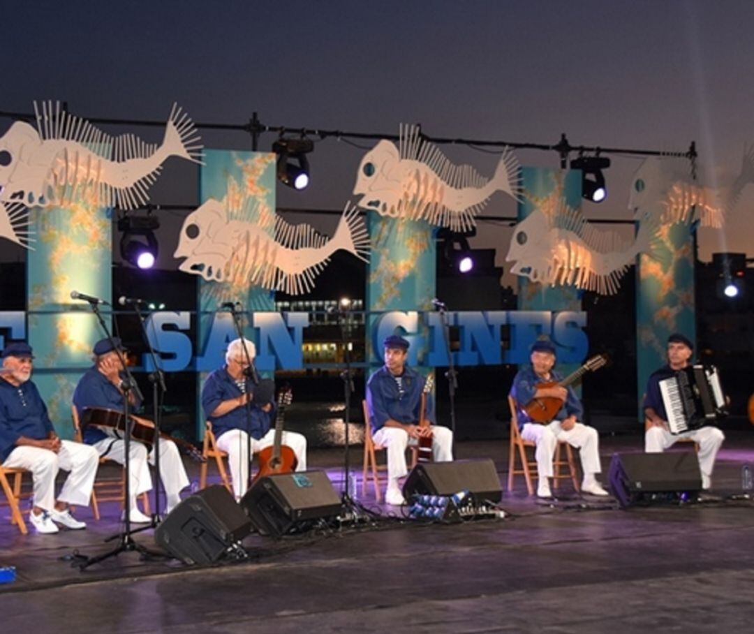 Actuación de los &quot;Amigos de Puerto Naos&quot; en las fiestas de San Ginés.