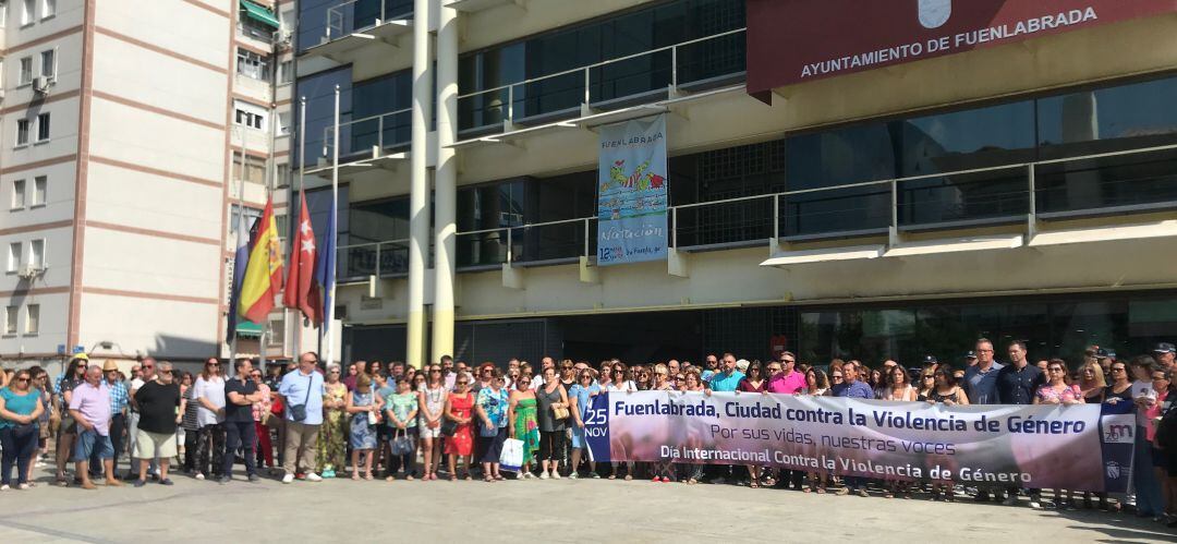 Concentración de repulsa contra el asesinato ayer en Fuenlabrada