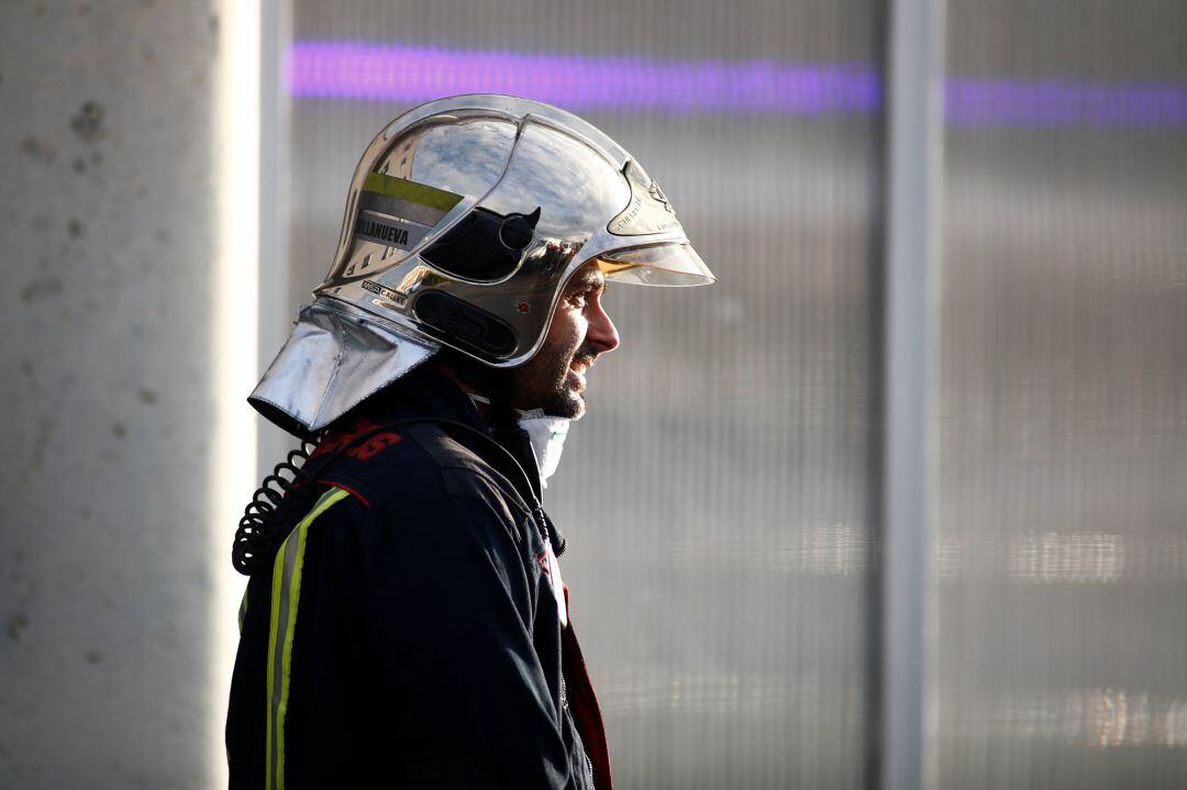 Un bombero durante el homenaje que las Fuerzas y Cuerpos de Seguridad ofrecen diariamente a los sanitarios en Valdemoro (Madrid)