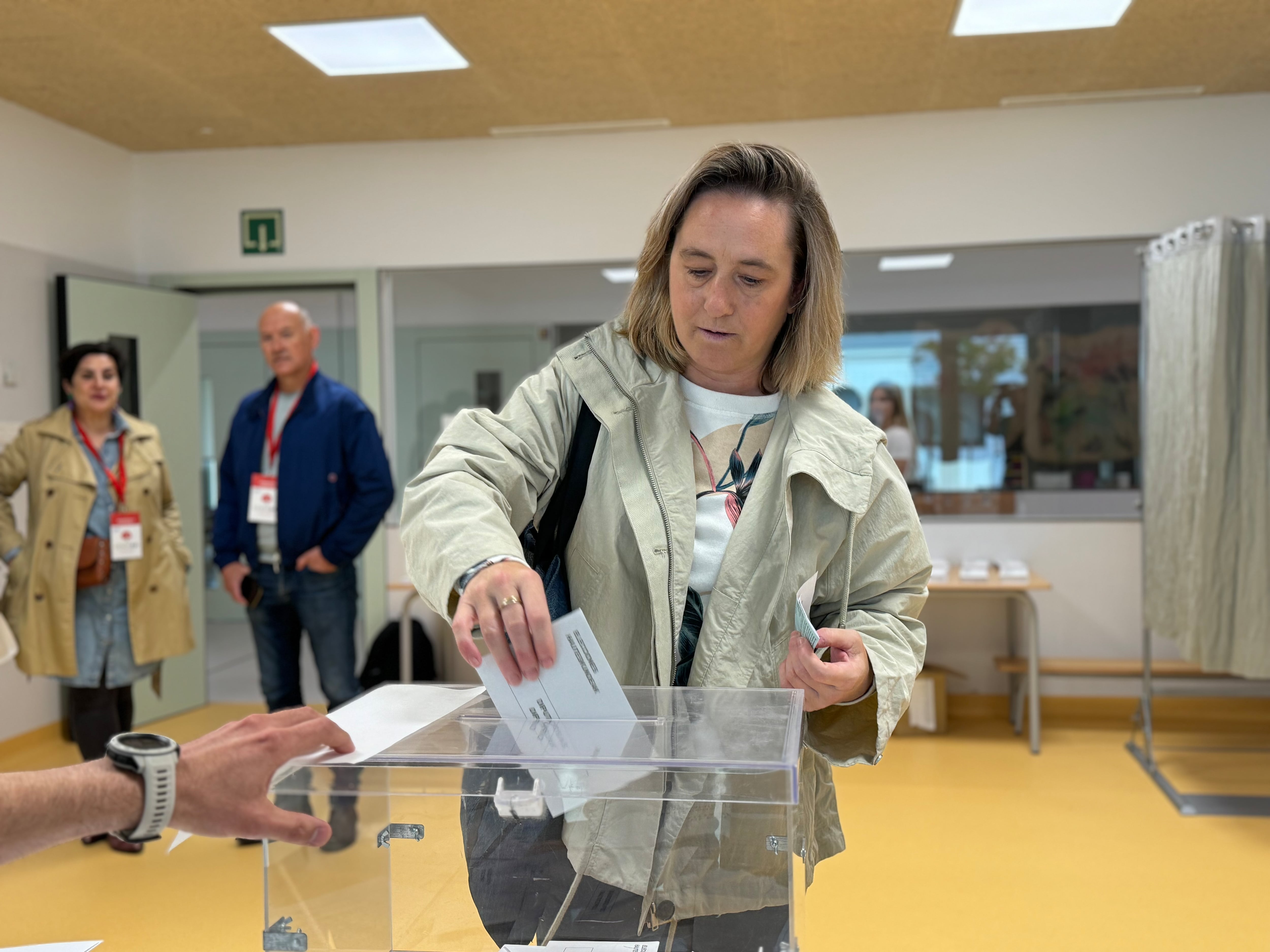 La candidata por Geroa Bai, Amaia Arrizabalaga votaba este domingo en su colegio electoral, en Lezkairu, con motivo de las elecciones europeas.