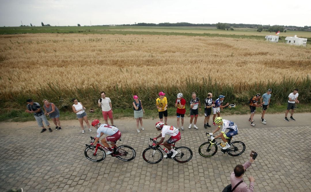 Mike Teunissen se convirtió este sábado en el primer líder del Tour de Francia 2019 al imponerse en el esprint de Bruselas por escasos milímetros