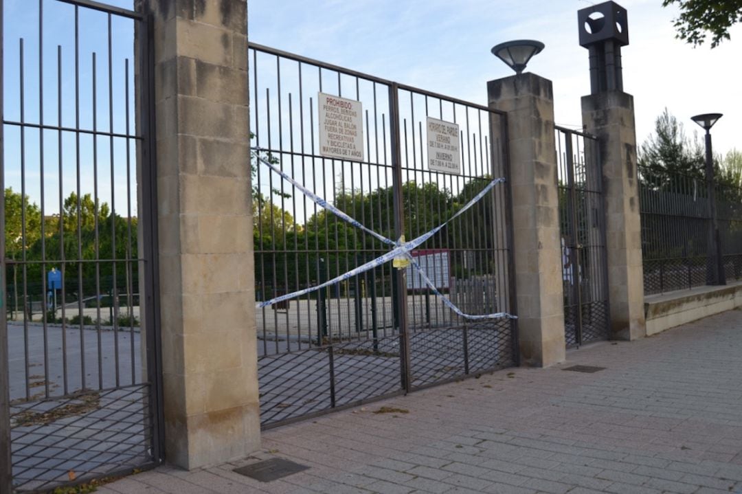 Una de las puertas de acceso al Parque Norte, precintada por la Policía Local