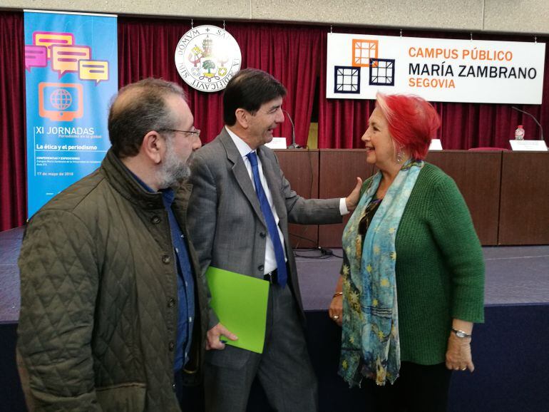 Miguel Ángel López, presidente de los periodistas de Segovia junto al decano de comunicación de la UVA Agustín García Matilla y la periodista Rosa María Calaf