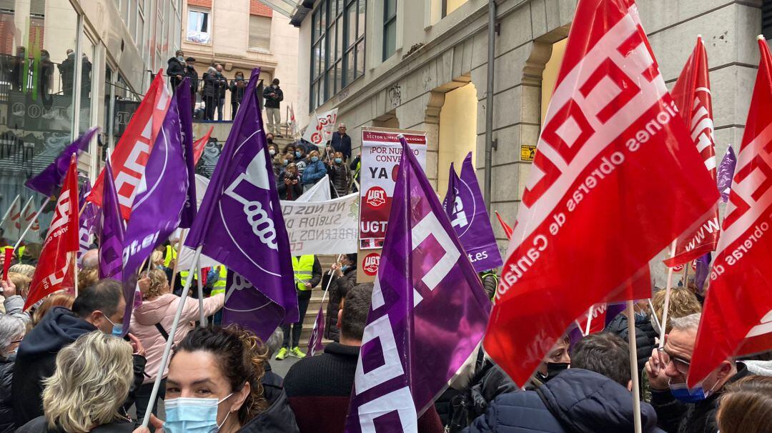 Concentración de trabajadoras del sector de la limieza industrial y de edificios frente a la sede del ORECLA en Santander.