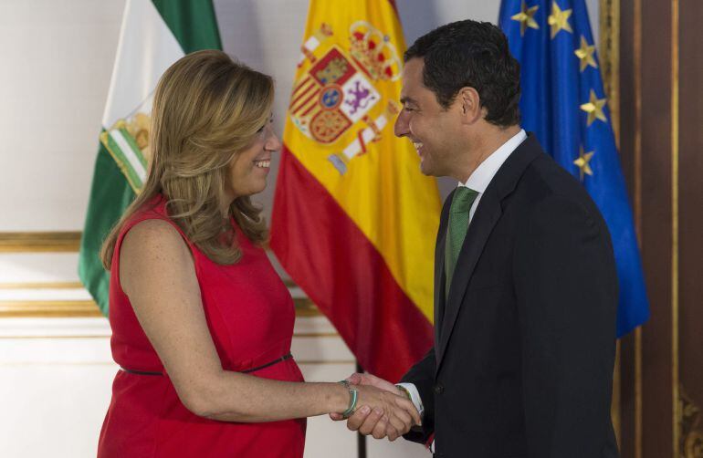 La presidenta de la Junta de Andalucía en funciones, Susana Díaz, y el líder del PP andaluz, Juanma Moreno, se saludan al comienzo de la reunión mantenida hoy en el Palacio de Telmo en Sevilla, sede del ejecutivo, donde se inicia una nueva ronda de contactos con los líderes de todos los grupos parlamentarios que será la última ocasión para conseguir los apoyos para ser investida y, de no ser así, se celebrarán nuevas elecciones.