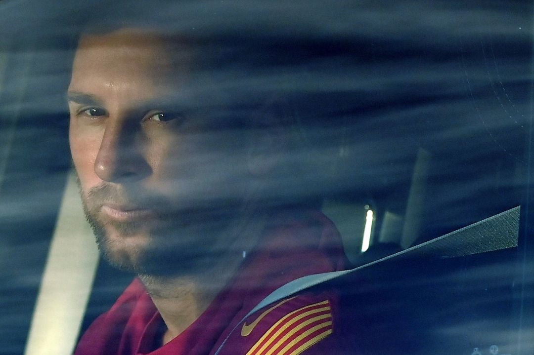 Leo Messi, en su vehículo, a la llegada de un entrenamiento.