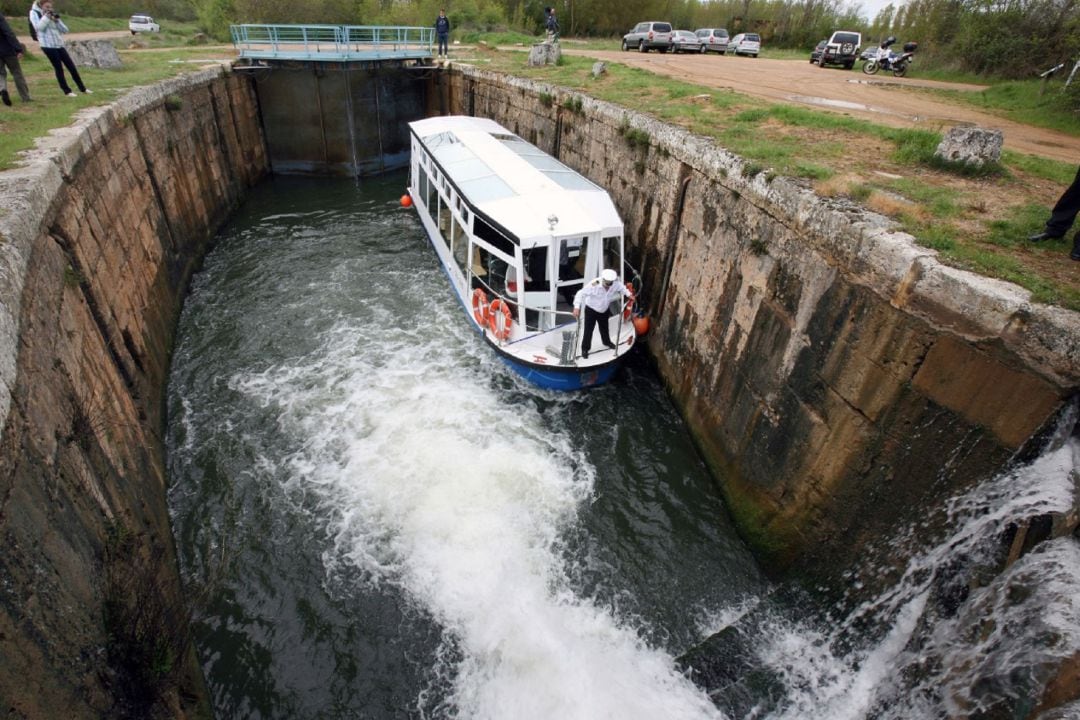 Barco Marqués de la Ensenada en el Canal de Castilla