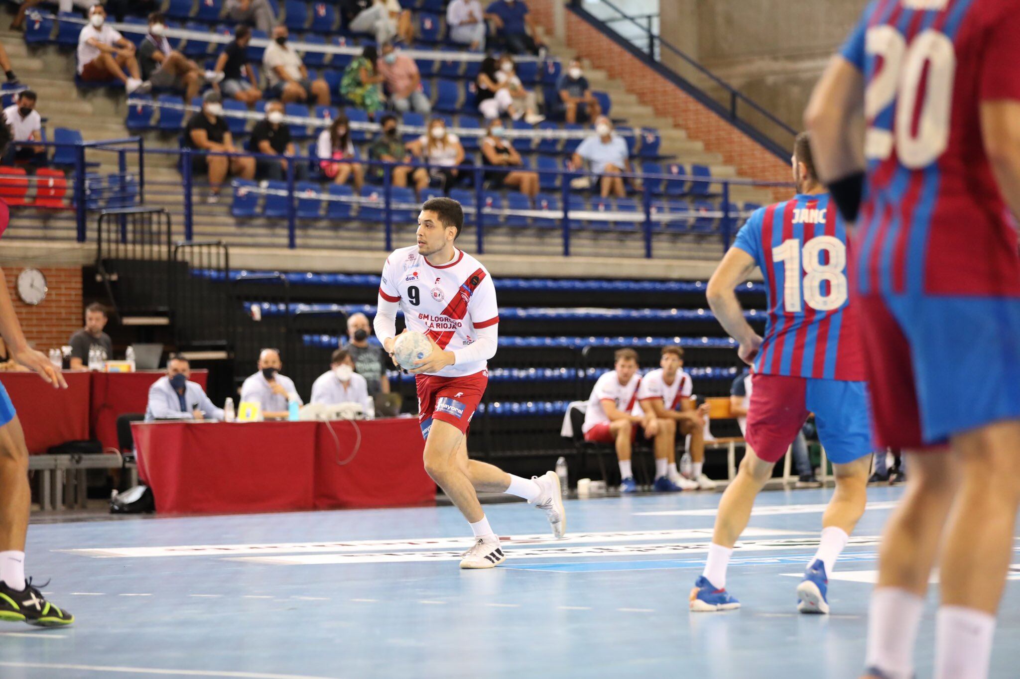 El Korchi dirige una acción ofensiva de su equipo en el encuentro liguero ante el Barça de la temporada pasada / Ciudad de Logroño