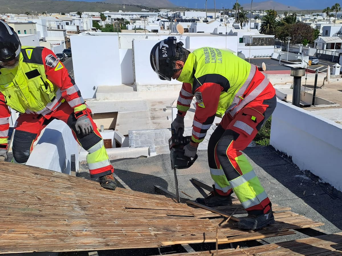 Pérgolas, postes, vallas..., lo que el viento casi se llevó en Lanzarote