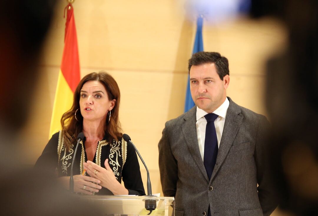 Los portavoces parlamentarios de PP y Cs, Raúl de la Hoz y Ana Carlota Amigo, explican los detalles de la comisión paritaria creada para analizar el sector público autonómico de Castilla y León