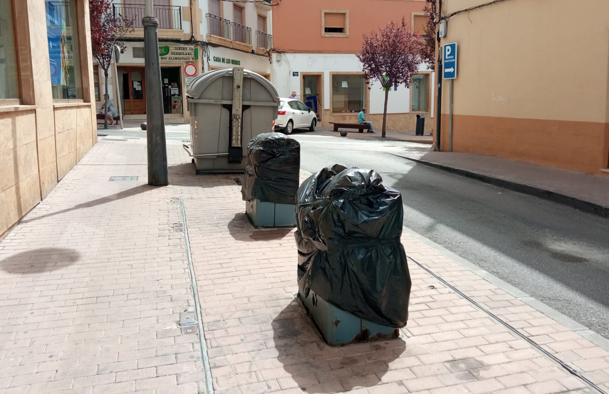 Contenedores precintados en Xàbia.