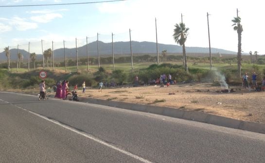 Kurdos sirios solicitantes de asilo frente al CETI. Algunos esperan más de 3 meses ser trasladados a la península