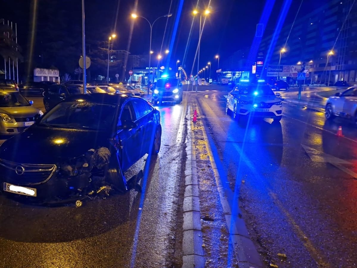 Choca contra una farola y da positivo en el test de alcoholemia