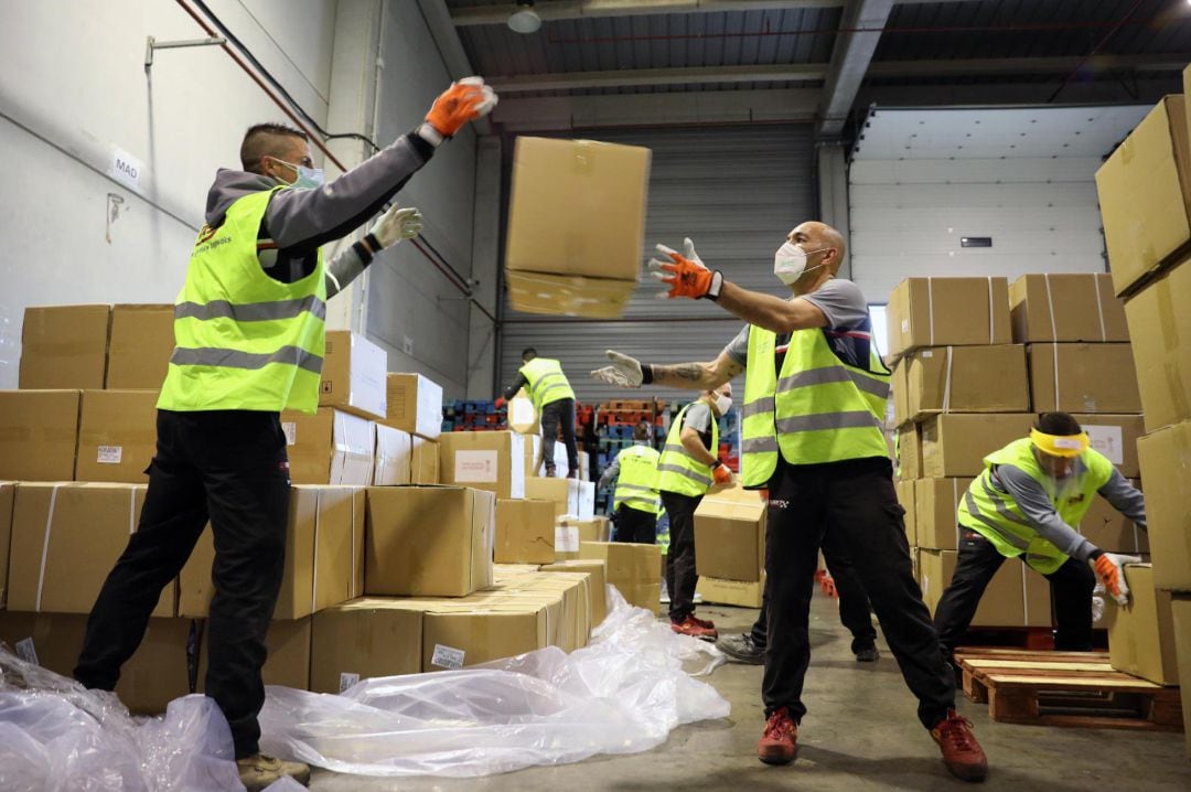 La Generalitat Valenciana ha fletado otros tres vuelos este fin de semana con material sanitario de protección para la Comunitat Valenciana, dentro de la operación Ruta de la Seda.En la imagen, operarios colocan en un almacen la carga del vuelo que ha llegado esta tarde procedente de Shanghai, con escala en Doha, con 1,7 millones de mascarillas, 167.544 monos EPI y 50.000 gafas, en total 47,6 toneladas de material.