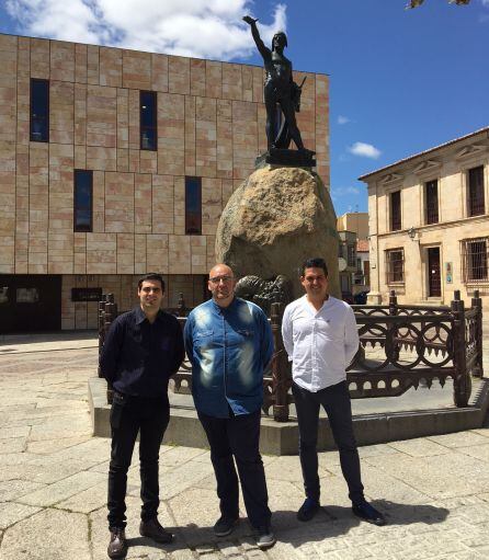 Los senadores de Compromís ante la estatua de Viriato